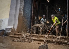 Varias personas colaboran en las labores de limpieza en Aldaia, Valencia