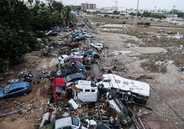 Vehículos siniestrados por el paso de la DANA, en el municipio valenciano de Alfalfar.