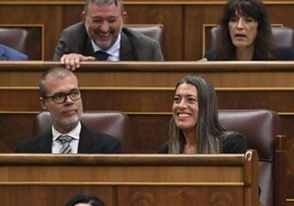 Los diputados de Junts, Josep M. Cruset y Míriam Nogueras, en el pleno del Congreso, este martes en Madrid