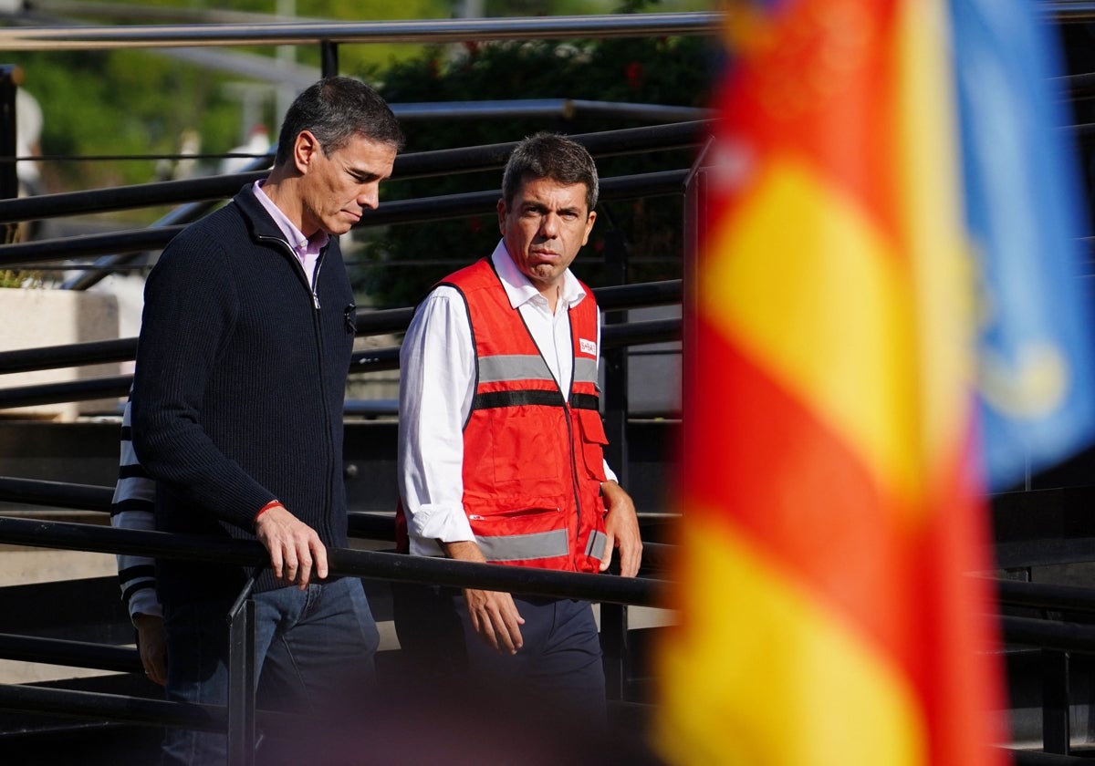 El presidente del Gobierno, Pedro Sánchez, y el de la Comunidad Valenciana, Carlos Mazón, este jueves en Valencia