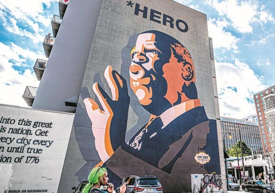 El gigantesco mural en recuerdo del congresista John Lewis es uno de los iconos de la ciudad de Atlanta.