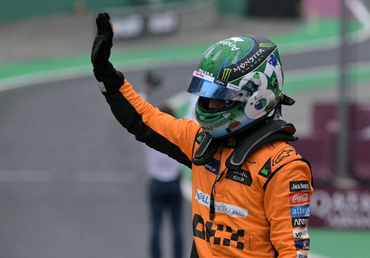 Oscar Piastri celebra su victoria en la clasificación sprint de Brasil.