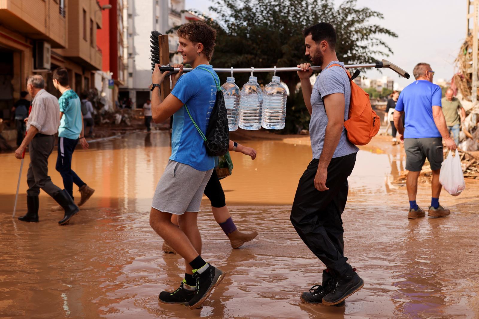 Voluntarios transportan agua en Paiporta, Valencia