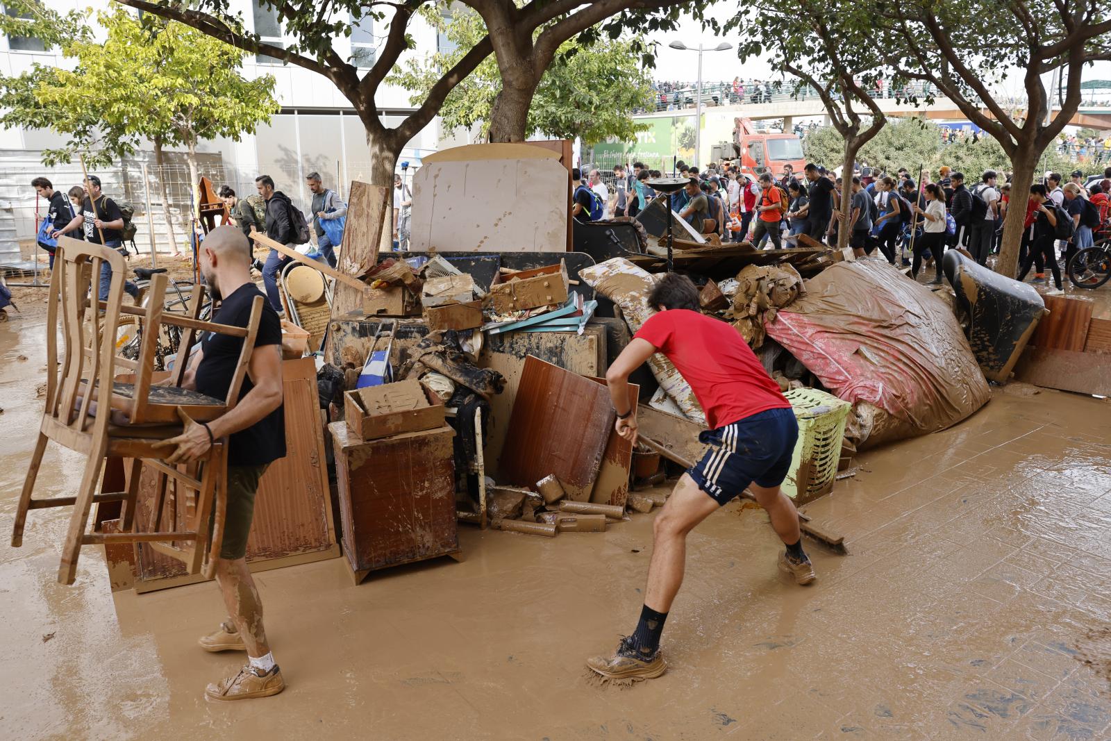 Cientos de personas llegan a La Torre mientras los vecinos de la localidad sacan el mobiliario destrozado de sus casas