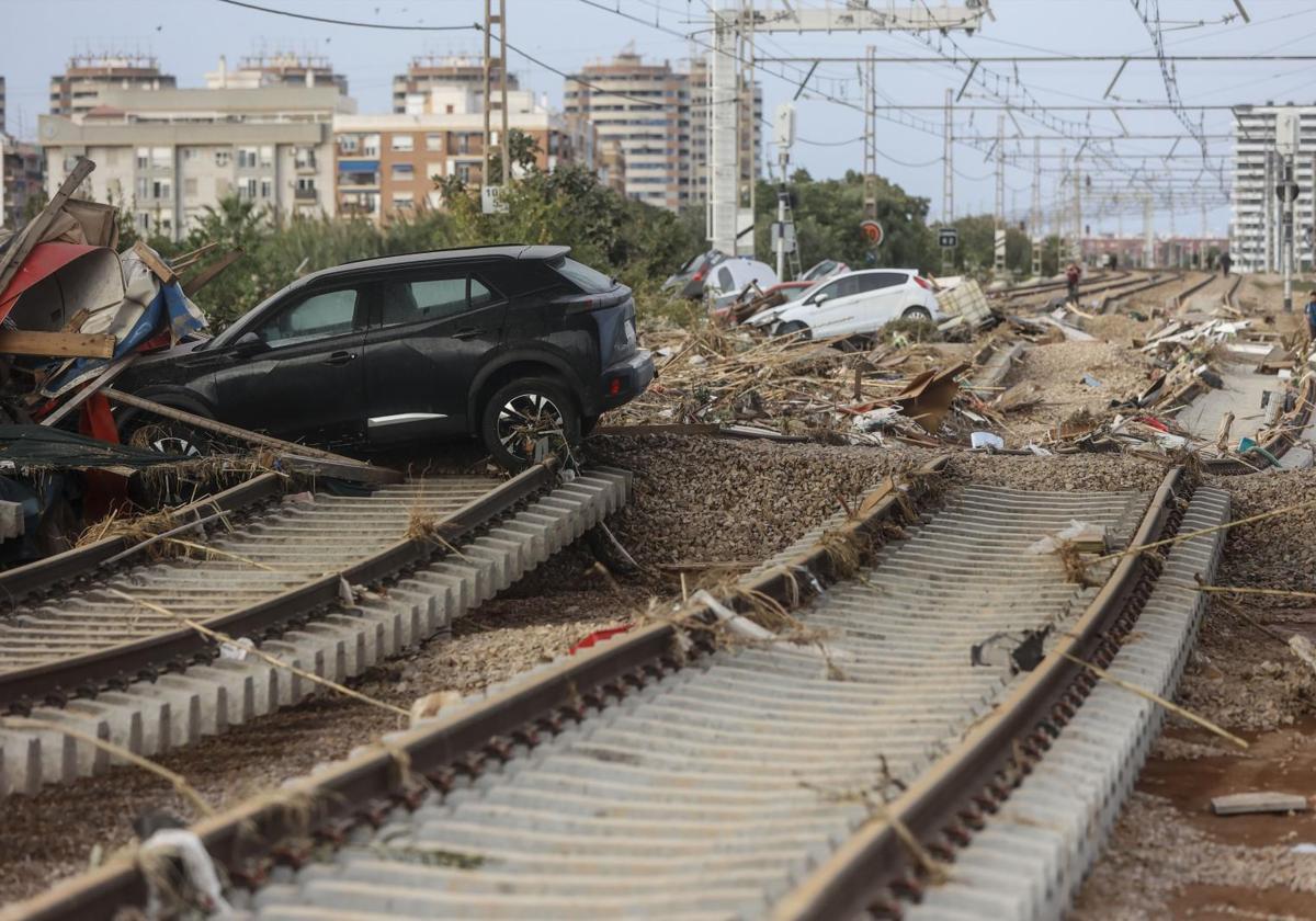 Decenas de coches amontonados en las vías del tren.