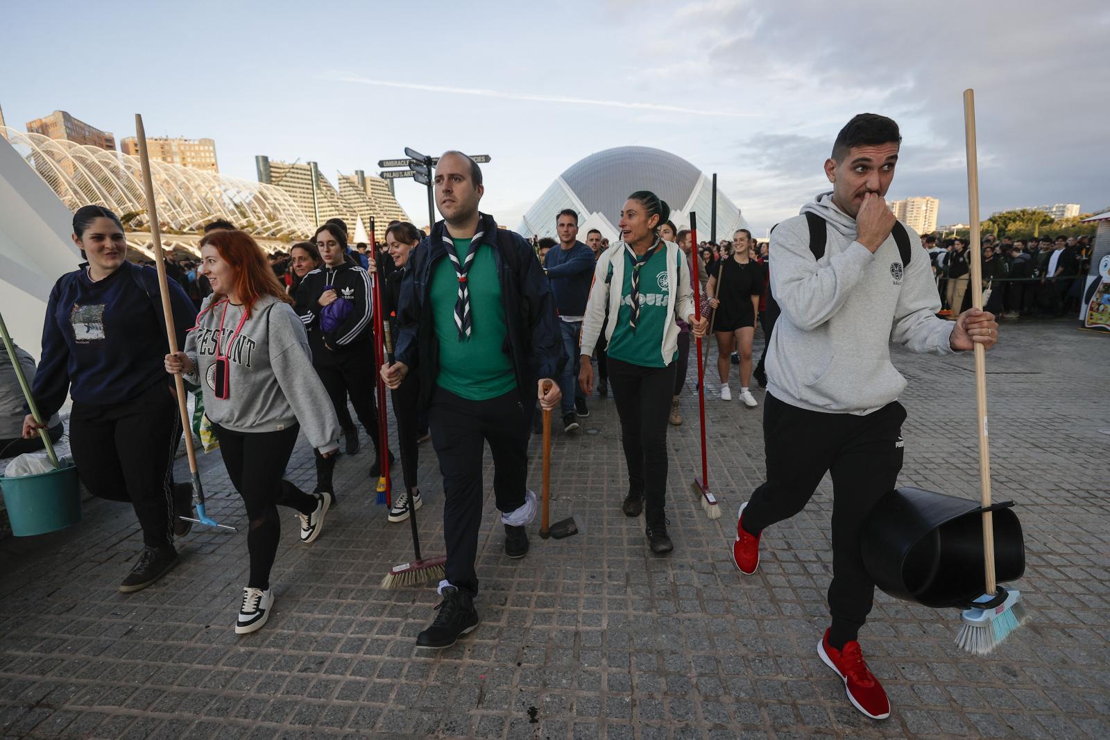 Miles de voluntarios parten en autobuses desde el Museo Príncipe Felipe para ayudar de forma organizada en las zonas afectadas por la DANA