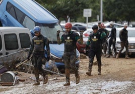 Efectivos del Grupo Especial de Actividades Subacuáticas (GEAS) de la Guardia Civil participan en las labores de búsqueda de desaparecidos en la localidad de Paiporta.