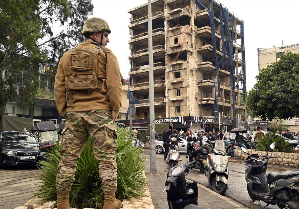 Un soldado libanés ante un edificio destruido por los bombardeos israelíes en el sur de Beirut.