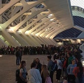 Un ejército de voluntarios acude al centro de coordinación de la DANA en Valencia