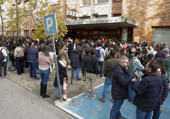 Los aspirantes a las oposiciones de TVE, este sábado poco antes del inicio de las pruebas.