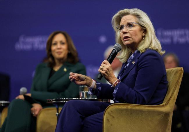 La excongresista Liz Cheney, en un encuentro el pasado octubre con Kamala Harris.