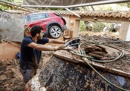 Un hombre trabaja en una zona afectada por la DANA, a 2 de noviembre de 2024, en Alfafar, Valencia