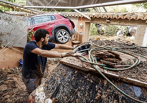Un hombre trabaja en una zona afectada por la DANA, a 2 de noviembre de 2024, en Alfafar, Valencia