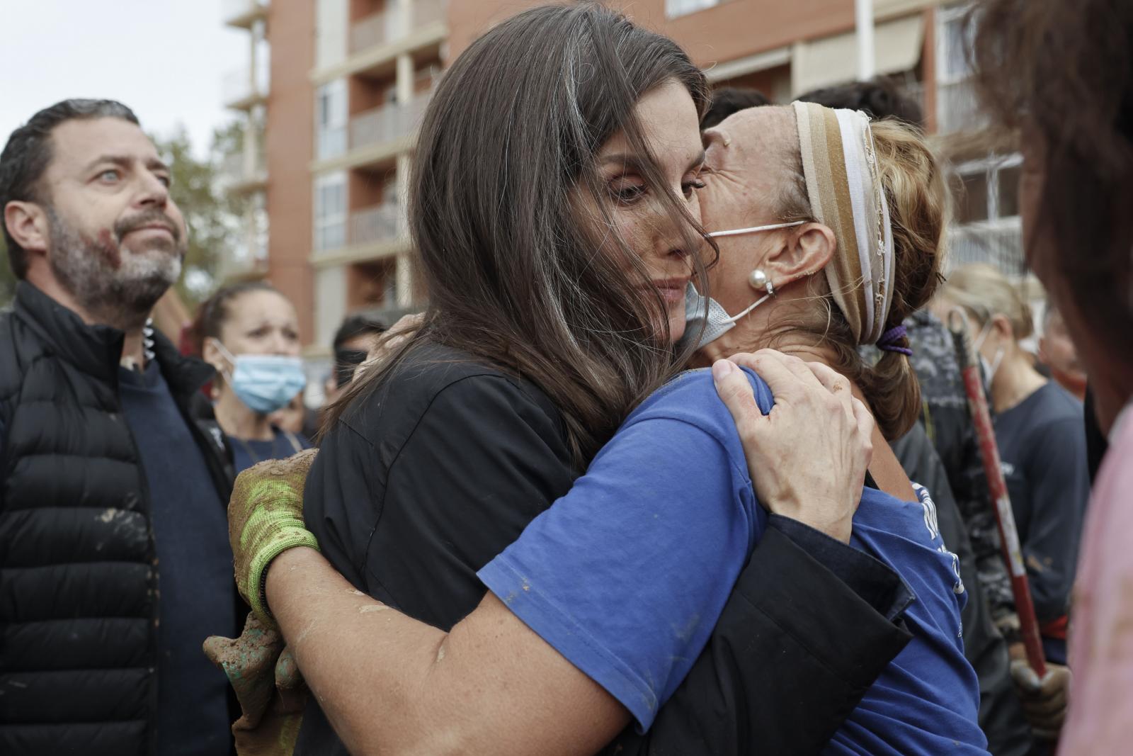 La reina Letizia consuela a una víctima de las inundaciones,