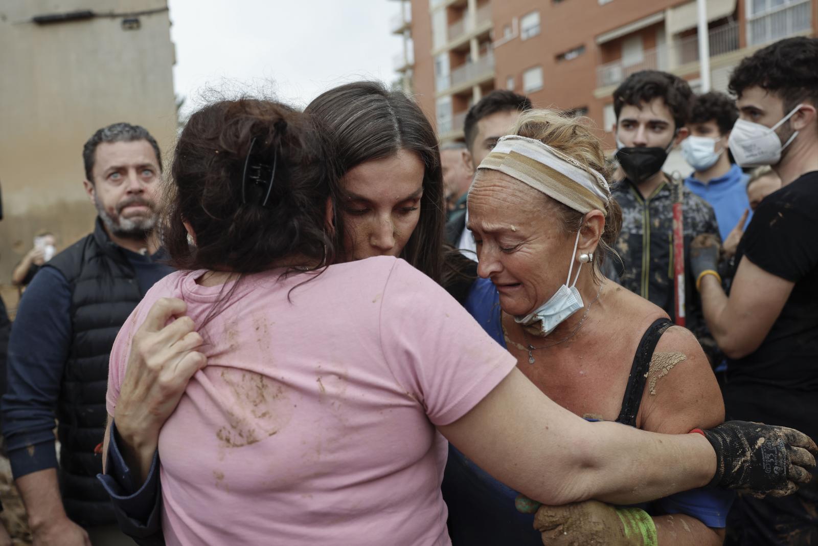 La reina Letizia consuela a dos damnificadas por las inundaciones