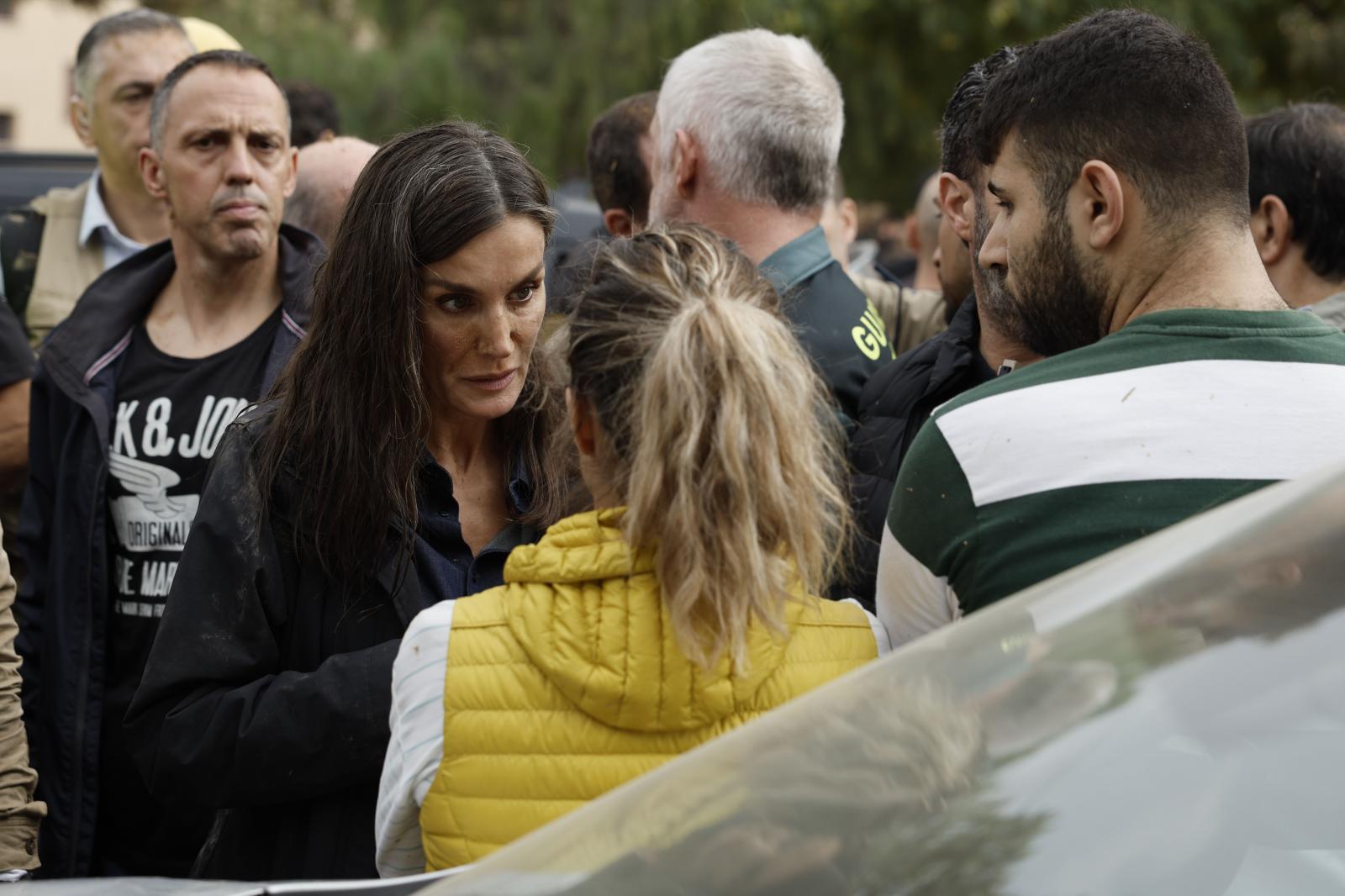 La reina Letizia consuela a una víctima de las inundaciones