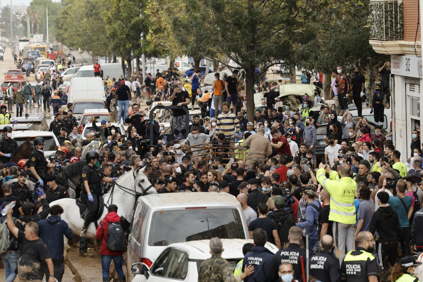 Una multitud de personas indignadas increpa a la comitiva de los Reyes