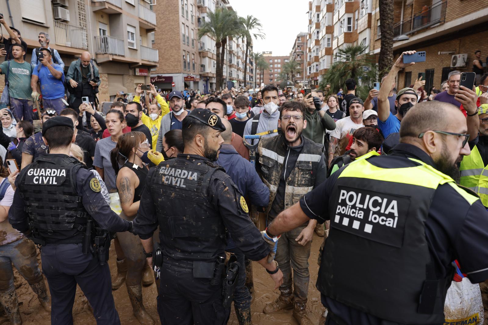 Vecinos indignados gritan insultos durante la visita de la comitiva de los Reyes 