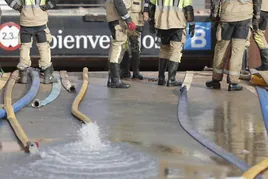 Las bombas de achique extraen agua del parking del centro comercial Bonaire.