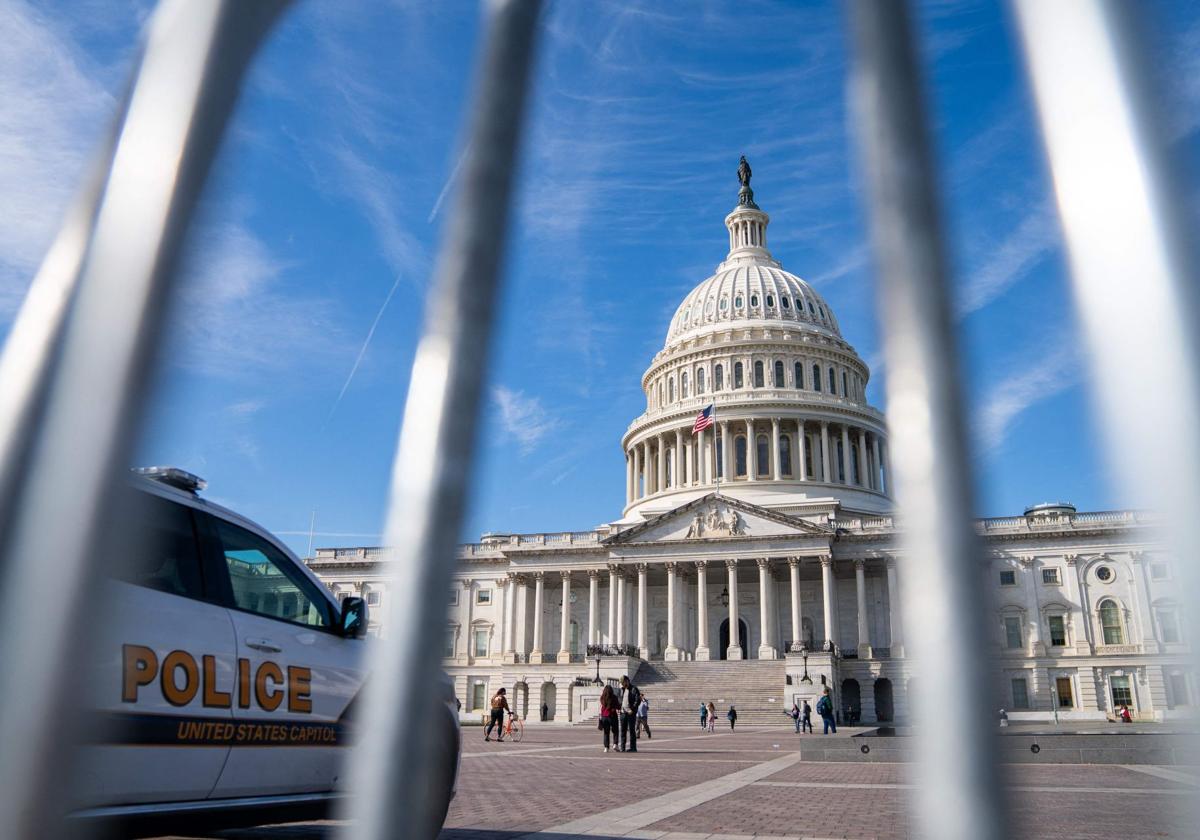 La Policía vigila el Capitolio, que fue asaltado en enero de 2021 por partidarios de Donald Trump.