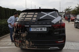 El coche de Pedro Sánchez ha quedado grávemente dañado este domingo.