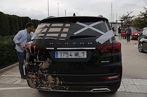 El coche de Pedro Sánchez ha quedado grávemente dañado este domingo.