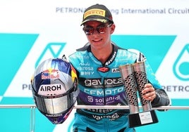 David Alonso celebra el triunfo en Sepang.