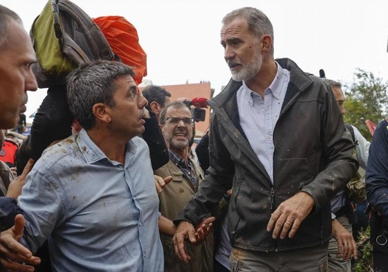 Carlos Mazón y Felipe VI en la visita a Paiporta (Valencia).