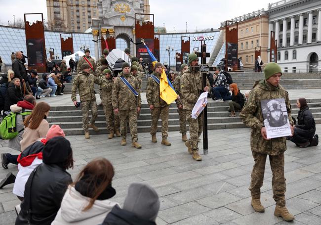 Funeral por un soldado muerto en Kiev.