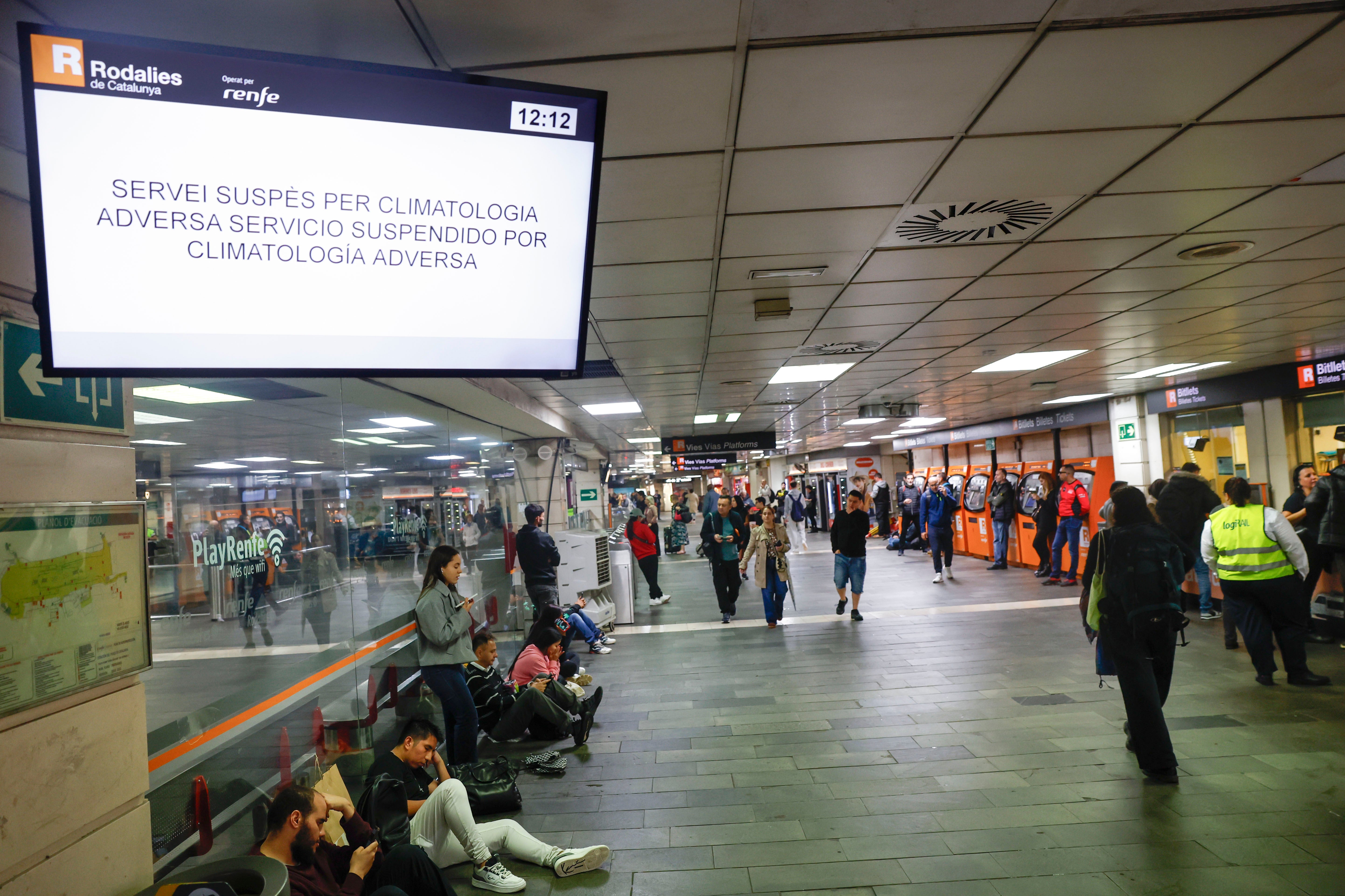 Vista de la estación de Rodalies de Plaza de Catalunya de Barcelona este lunes cuando el servicio ha quedado suspendido en todo el territorio como consecuencia de las fuertes lluvias