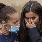 Alicia, la joven que abrazó a la reina en Paiporta: «Repetía una y otra vez 'lo siento' y lloraba»