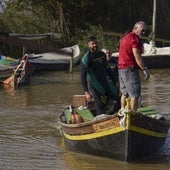 Pescadores y barqueros ayudan a los buceadores de la Guardia Civil a peinar La Albufera en busca de cadáveres