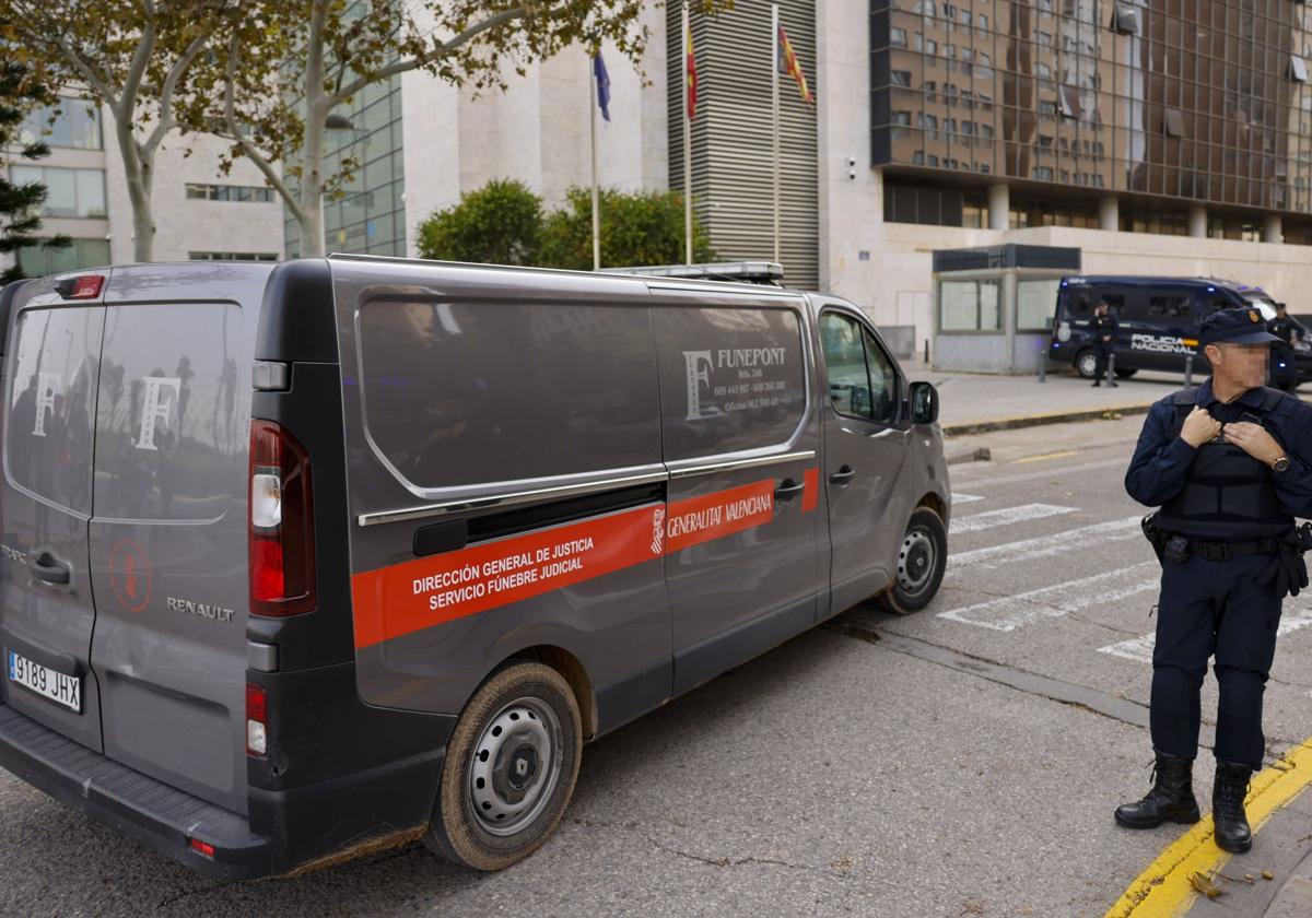 Un furgón forense a la entrada de la morgue habilitada en la valenciana Fira de Mostres.