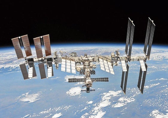 La ISS entró en servicio en 1998.