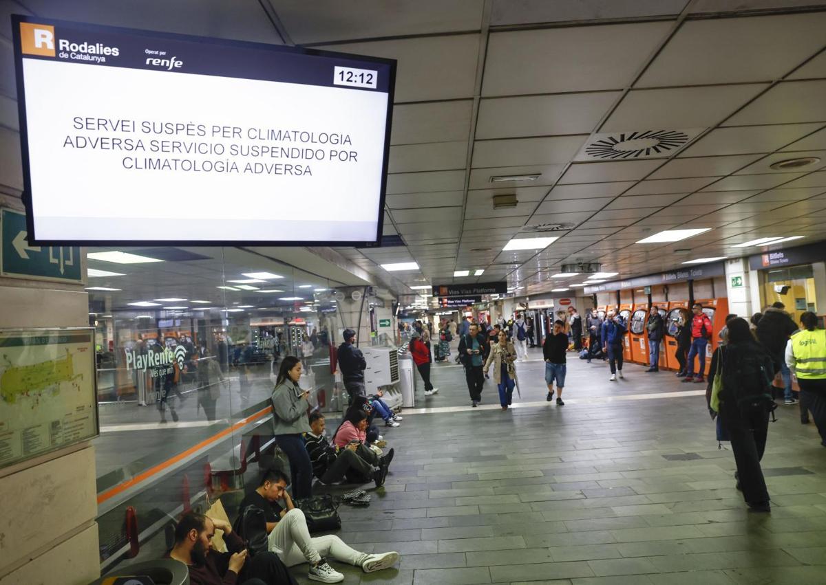 Imagen secundaria 1 - Las calles de BArcelona bajo una tremenda lluvia y el servicio de Rodalies suspendido.