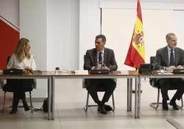 El rey Felipe VI (d), el presidente del Gobierno, Pedro Sánchez (c) y la vicepresidenta segunda del Gobierno y ministra de Trabajo, Yolanda Díaz (i) durante la reunión del Comité de crisis para el seguimiento de los efectos de la DANA