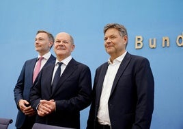 El canciller alemán, Olaf Scholz, junto a su socio liberal Christian Linder y el ecologista Robert Habeck.