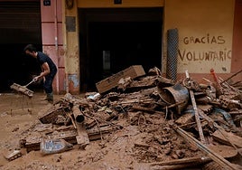 Un voluntario limpia las calles en los municipios afectados en Valencia.