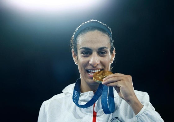 Imane Khelif con la medalla de oro en los Juegos de París.