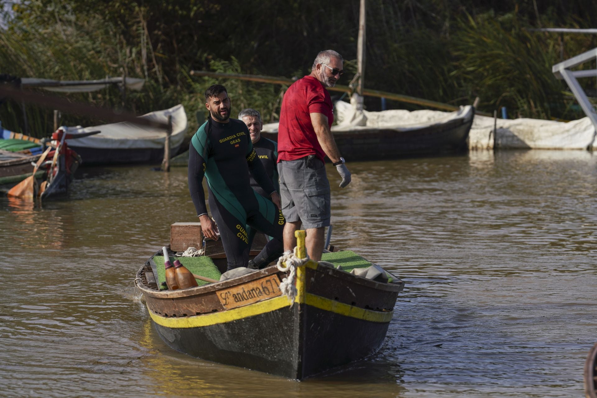 Los GEAS de la Guardia Civl llegan al embarcadero de El Palamar tras rastrear por La Albufera