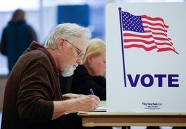 Un hombre vota en un colegio electoral en Grand Rapids, Michigan.