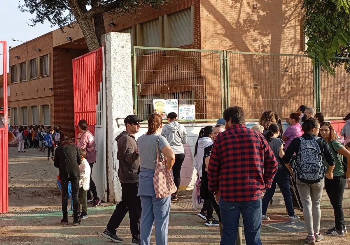 Imagen principal - Vuelta al cole en una pedanía de Valencia: «Necesitan estar con otros niños, dejar de ver todo esto»