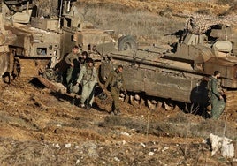 Soldados hebreos junto a sus vehículos blindados en la frontera entre Israel y Siria, cerca de la aldea de Majdal Shams.