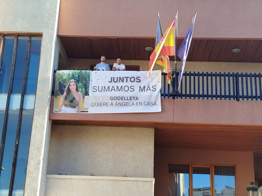 Pancarta de apoyo a Ángela en el Ayuntamiento de Godelleta.