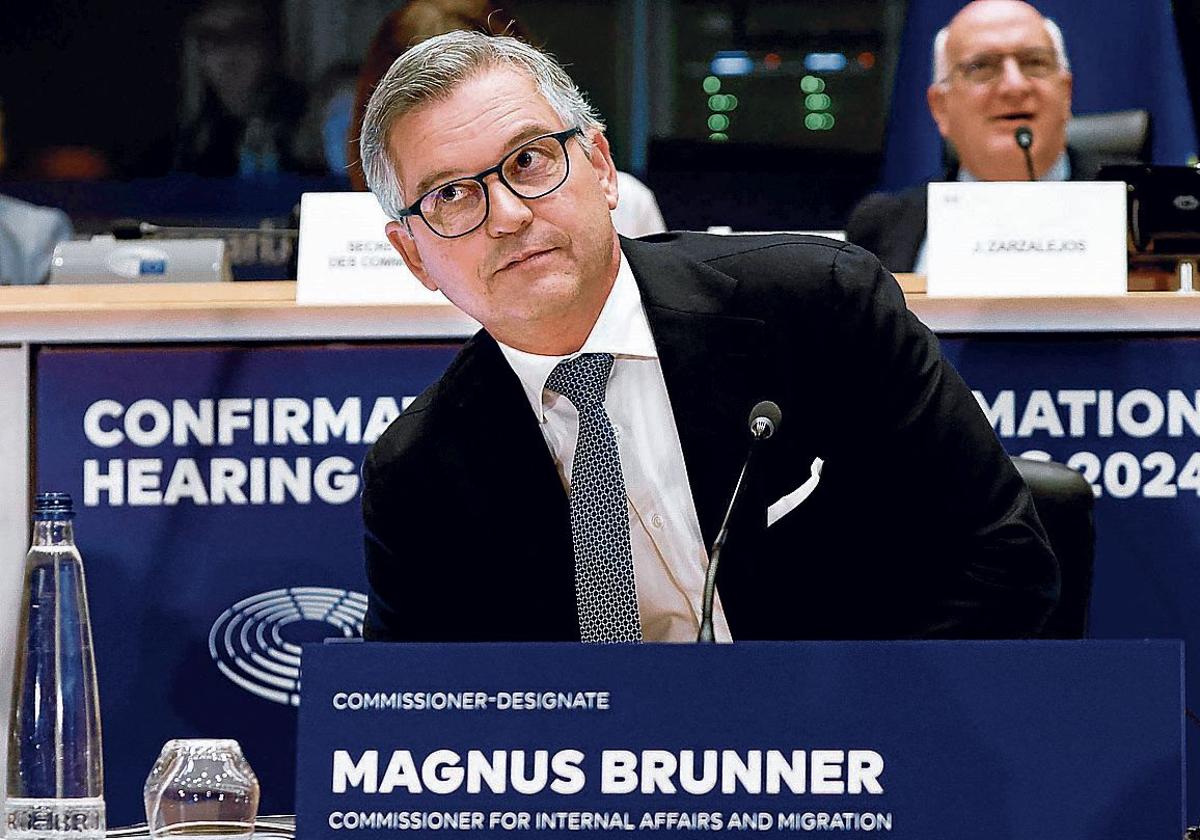 Magnus Brunner interviene ante el Parlamento Europeo.