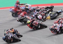 Pilotos de MotoGP, durante una carrera en el circuito de Montmeló.