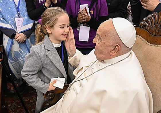 Austen Ivereigh posa con su biografía del papa Franscico en la plaza de San Pedro.