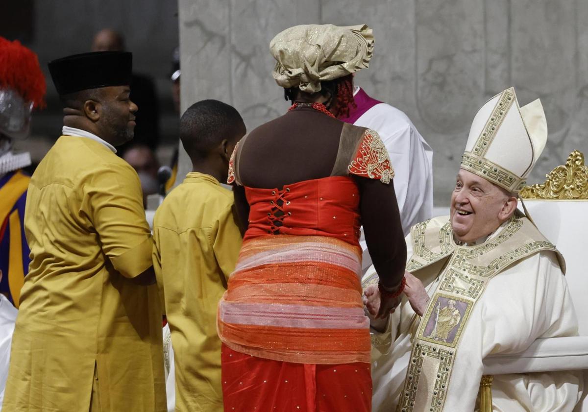 Imagen principal - El Papa da comienzo al Jubileo con la apertura de la Puerta Santa de la basílica de San Pedro