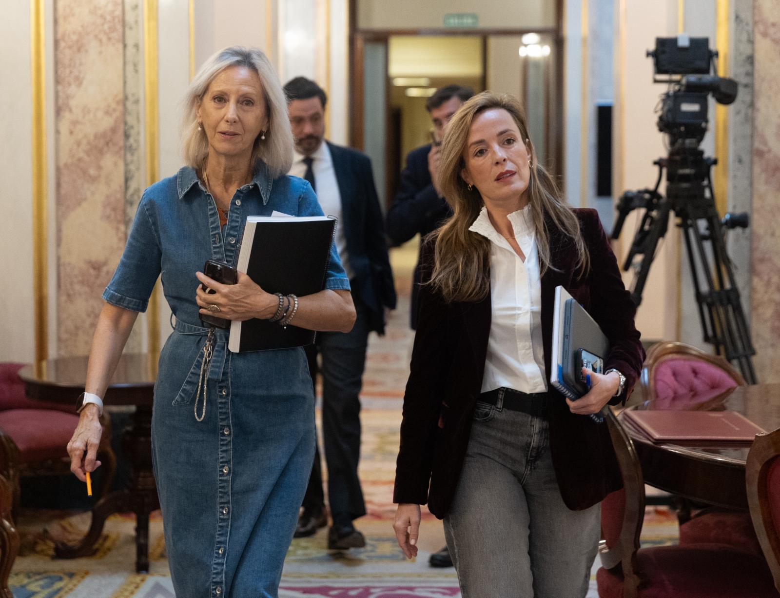 La diputada por el PP, Marta González Vázquez y la diputada por el PP, Carmen Navarro Lacoba, a su llegada a la comisión consultiva