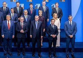 Imagen de la última cumbre de la Alianza en La Haya, donde Sánchez se alejó un metro del resto de dirigentes en la foto de familia.